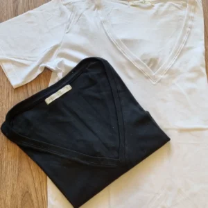 Remera Básica Agustina manga corta escote en V