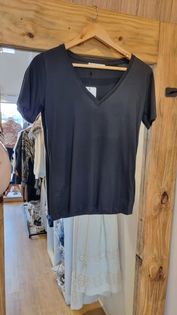 Remera Básica Agustina manga corta escote en V - Imagen 2